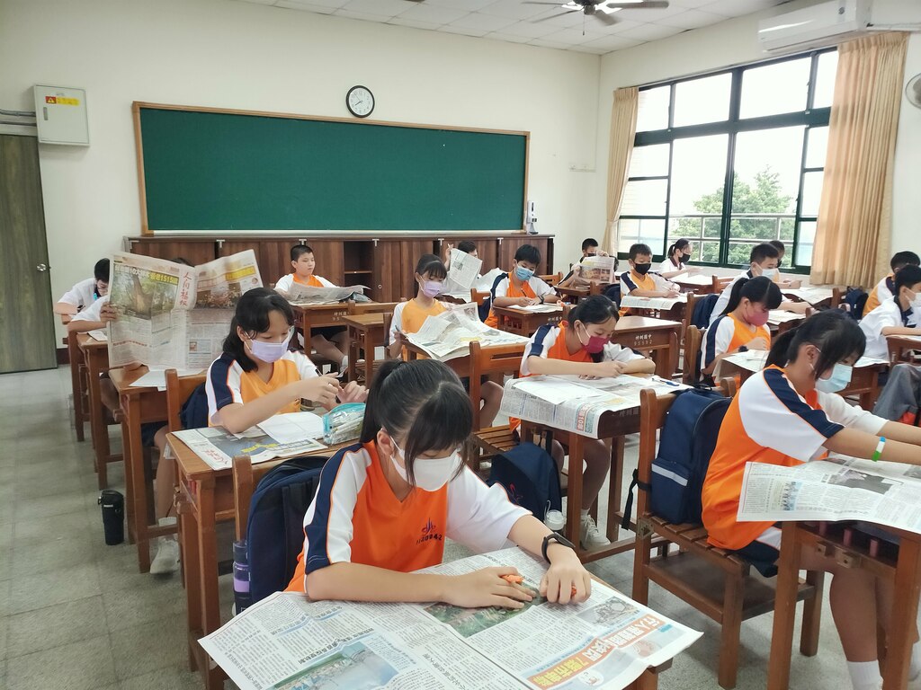 學生閱讀報紙新聞（圖片1）