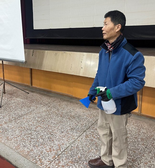 校長親自找方法去除長年累積的殘膠（圖片3）