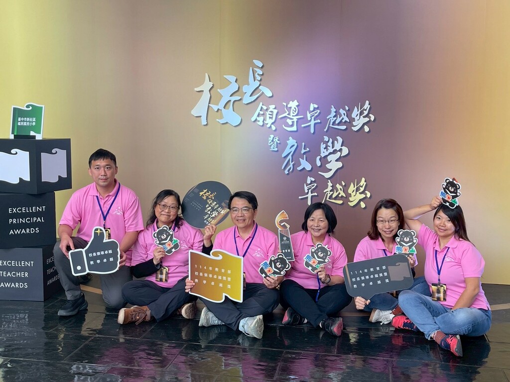 學校團隊與金質獎合影(圖片9)