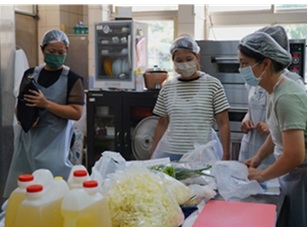 協助畢業餐點製作（圖片1）