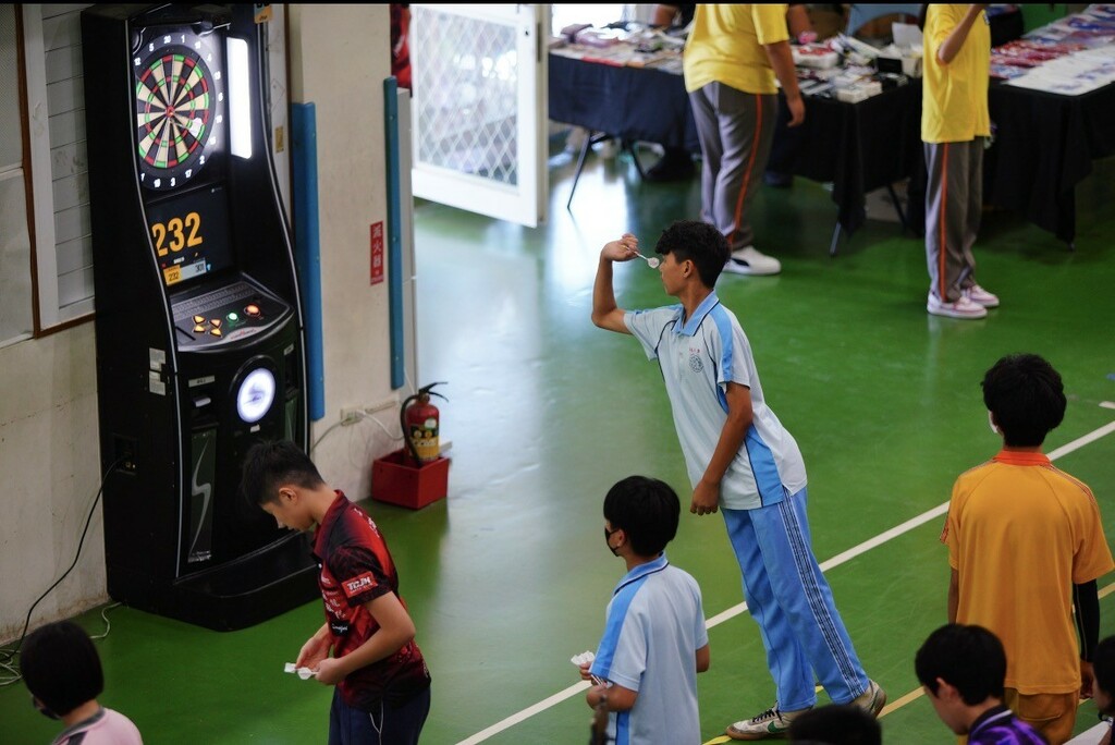 電子飛鏢社團學生投入練習（圖片2）