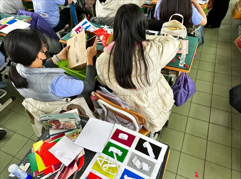 學生投入色彩拼貼創作過程(圖片1)