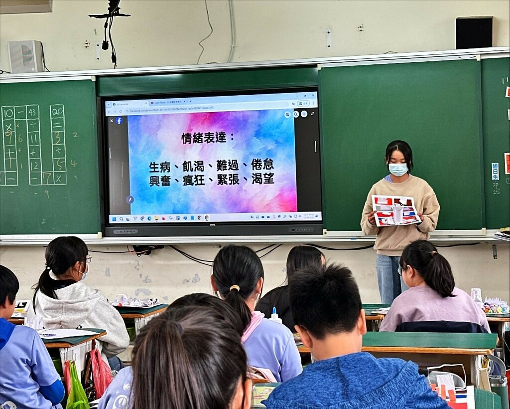 學生進行個人創作分享(圖片3)