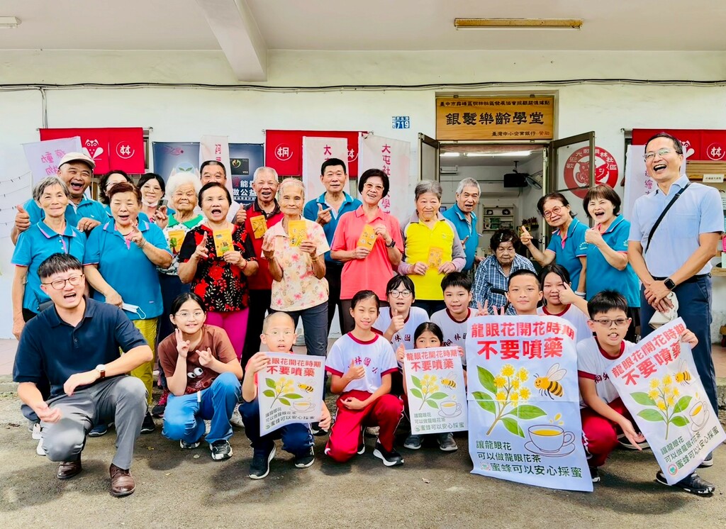 師生走入社區向長輩分享「開花期不噴藥」的理念(圖片4)
