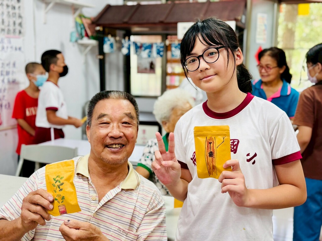 學生走入社區向長輩分享手作的龍眼花茶(圖片5)