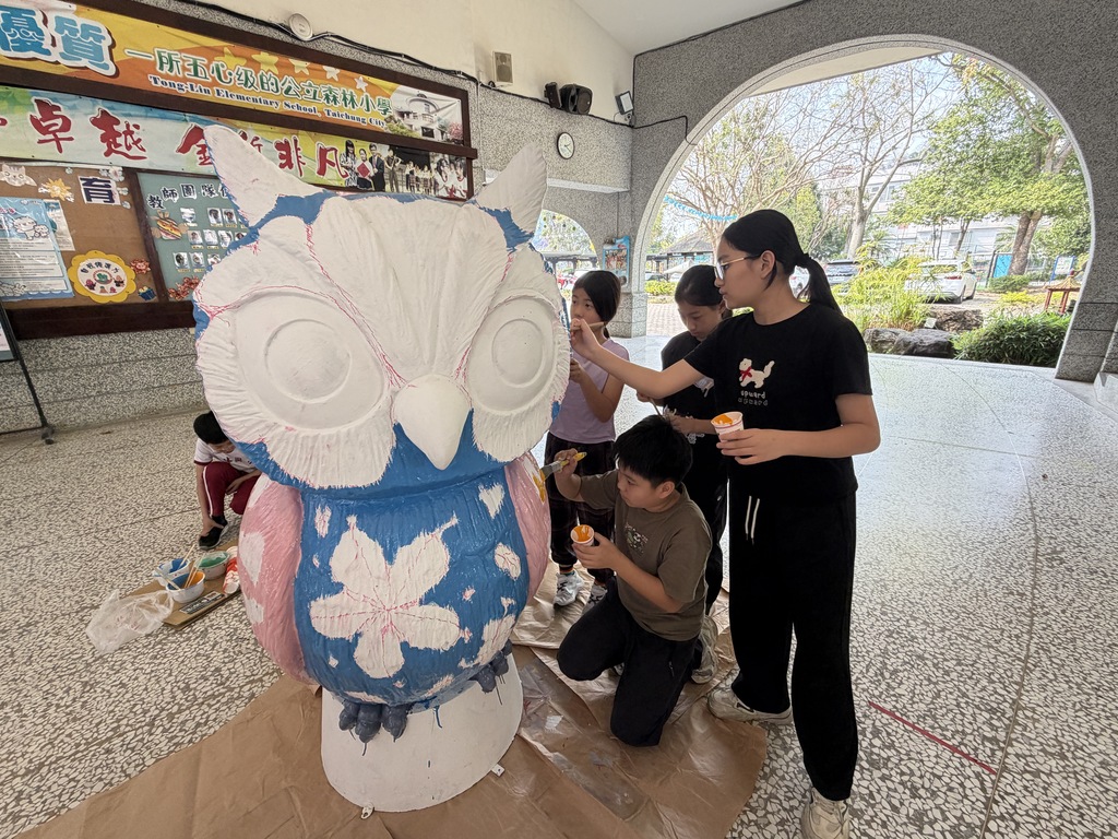 師生共同完成桐林守護神「豐神」的彩繪(圖片6)