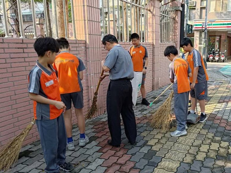 胡校長指導學生打掃校園外圍人行道(圖片3)