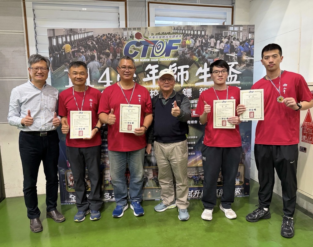 中華民國競技飛鏢總會副會長李仁德 (中間)、清水高中蕭建華校長 (左1)、向上國中許晉榮老師(左2)、向上國中李昱璋主任 (左3)、向上國中蔡侑庭老師( 右1)，右2：向上國中葉哲均老師(右2)（圖片5）