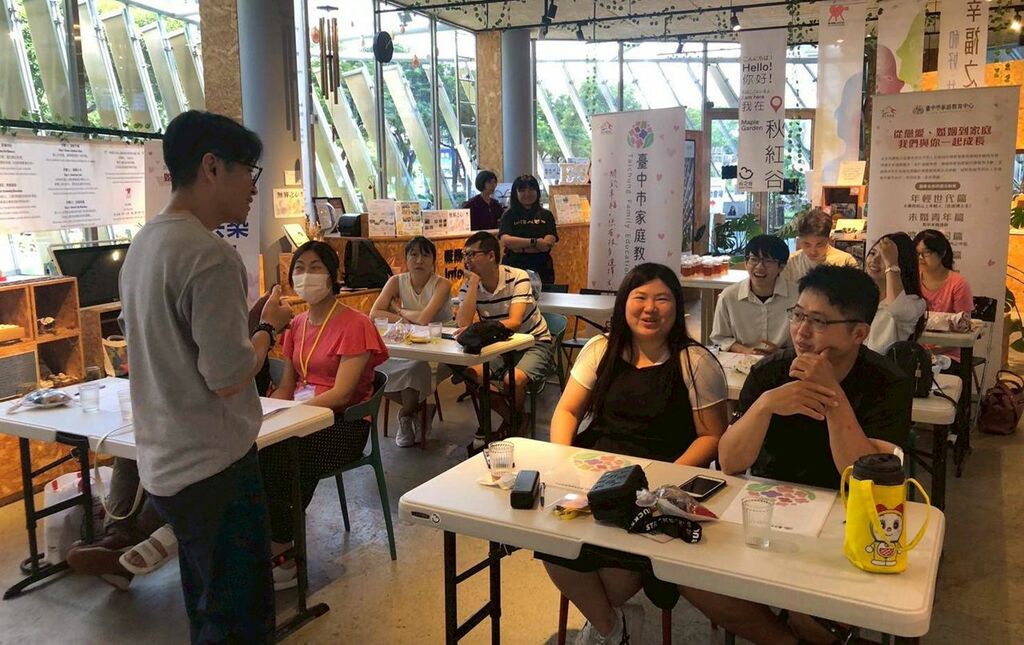 啟程站(將婚者)婚姻教育系列課程講師與學員互動（圖片1）