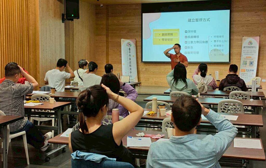 成長站(育有青少年者)婚姻教育系列課程參與學員(伴侶)現場演練（圖片3）
