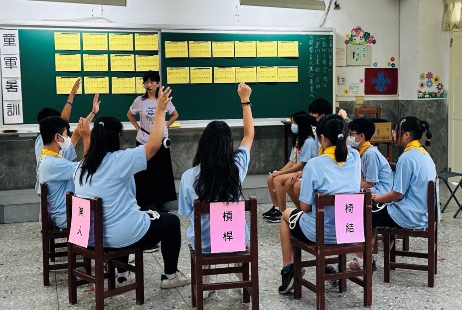 雯宜老師手把手教學,落實「生活即學習」。(圖片2)