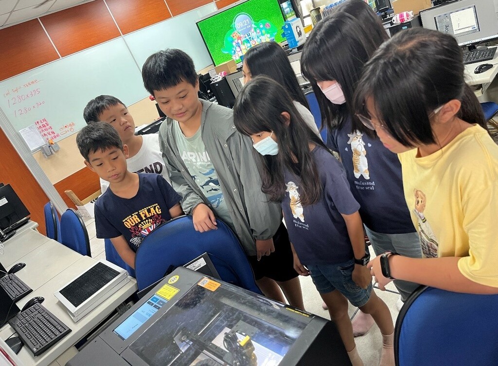 學童使用雷雕機(圖片1)