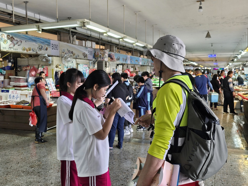 學生進行地方漁業經濟調查（圖片2）
