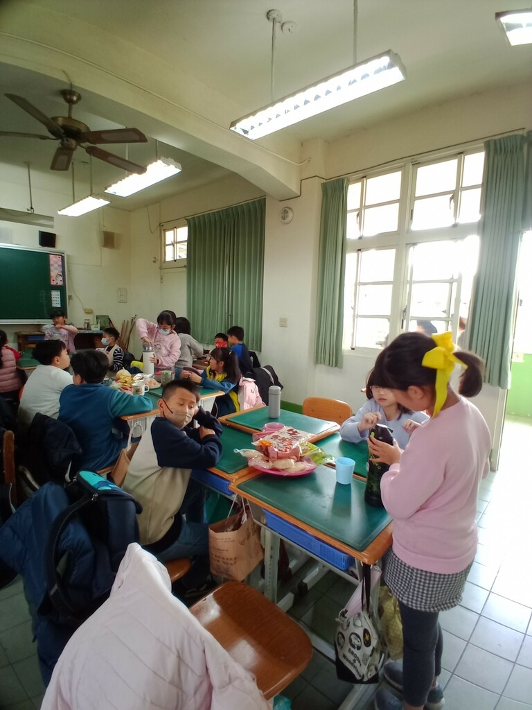 擔任桌長的學生正在幫同學倒茶