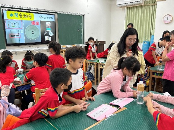 進行水質檢測工具和原理介紹並讓學生動手操作(圖片3)