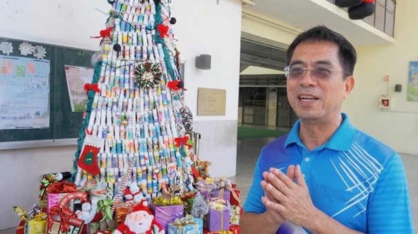 陳世澤老師與800瓶環保聖誕樹（圖片1）