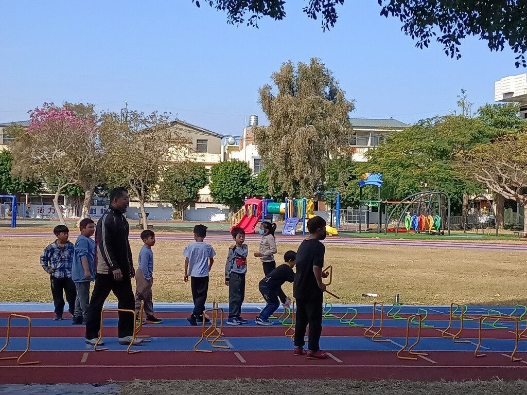 針對課後照顧班的孩子，震峯老師安排了體能訓練時間。（圖片2）