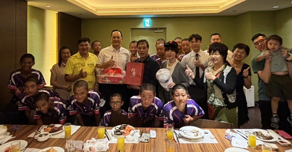 蔡德能副院長請棒球隊學生到裕元花園酒店吃大餐（圖片2）