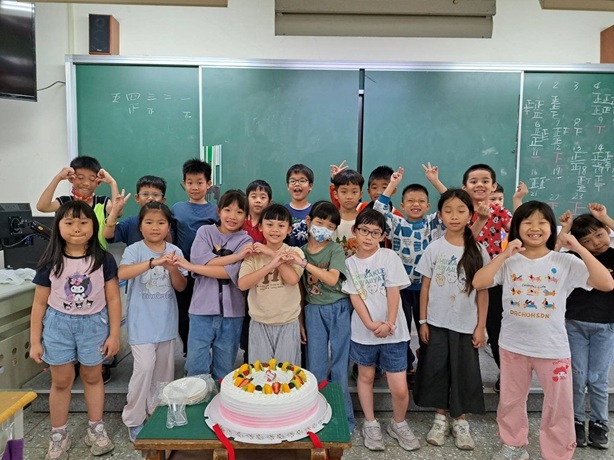 班級大蛋糕，學生開心萬分。（圖片1）