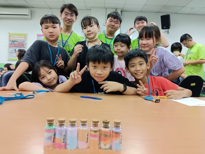 志工們帶著孩子們親手製作「星星願望瓶」（圖片2）
