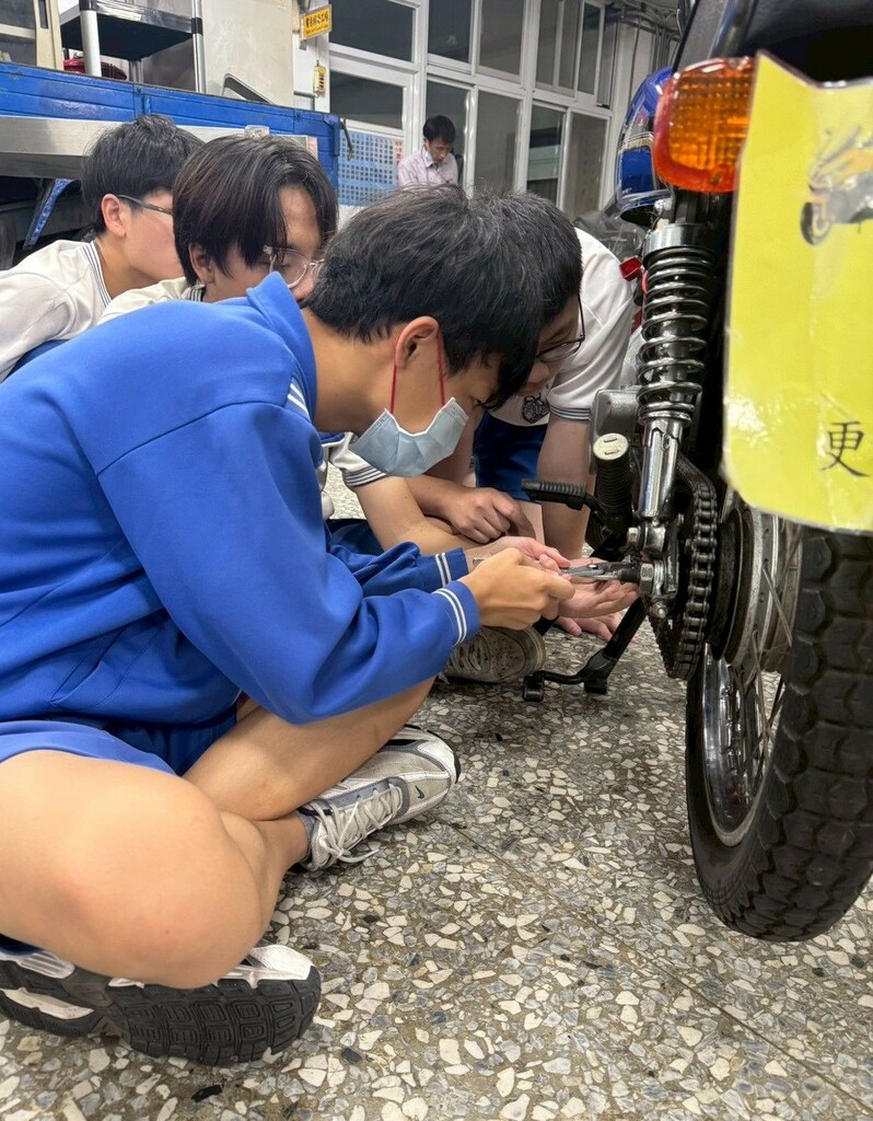 動力機械職群學生在嶺東高中接受技職培訓(圖片1)
