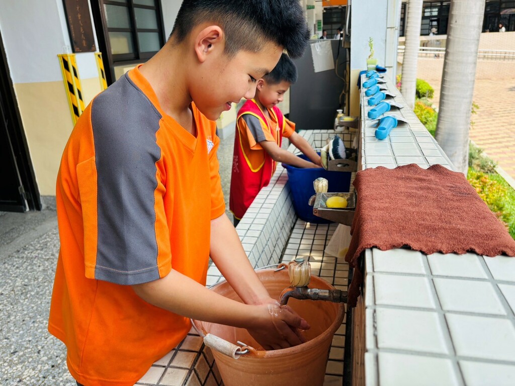 收集洗手用水並重複利用(圖片2)