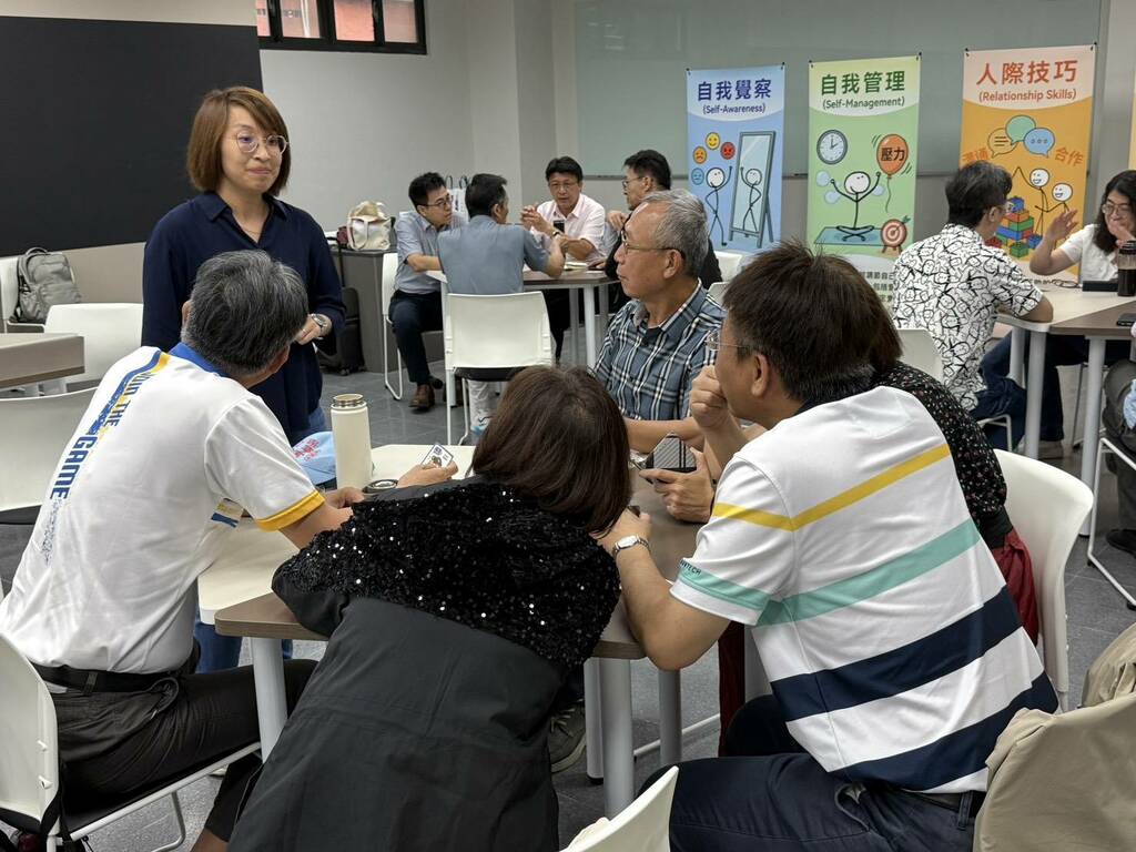 吳怡萱教授與研習校長們實務交流（圖片1）