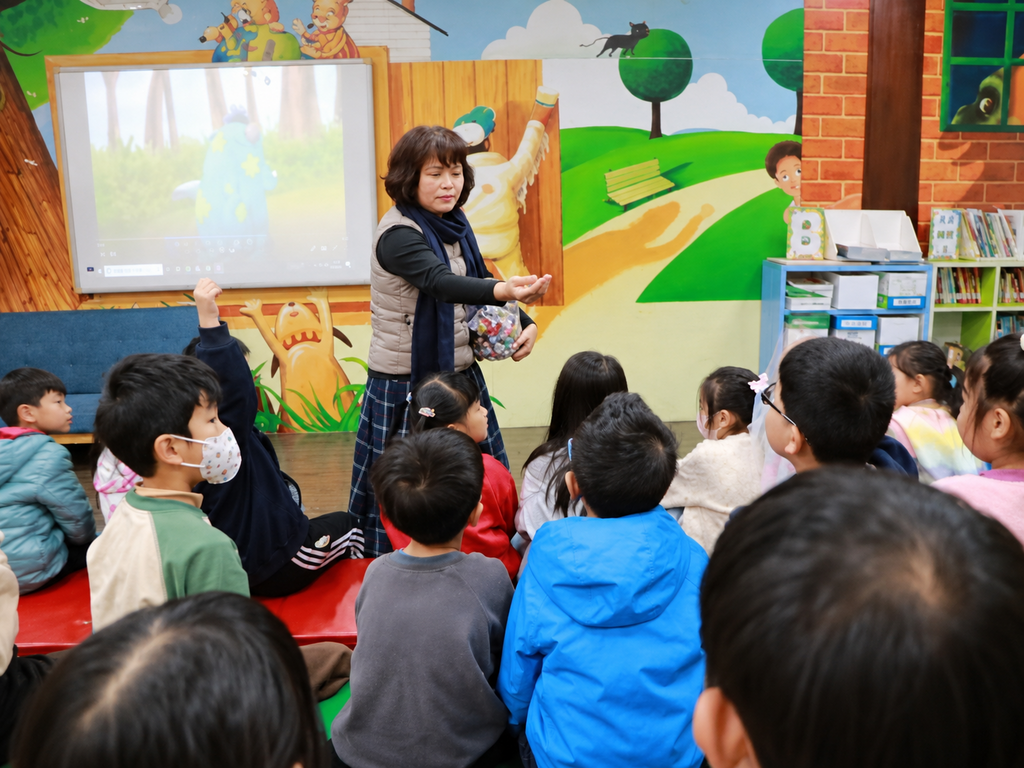 老師以生動的聲音表情,引導孩子走進主角的內心世界。(圖片1)