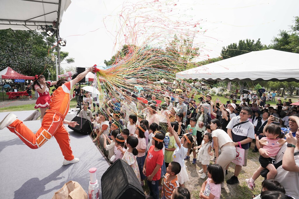 小芙尼哥哥、姊姊吸睛開場(圖片1)