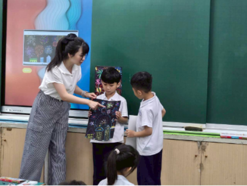 學生上台分享煙火畫創作