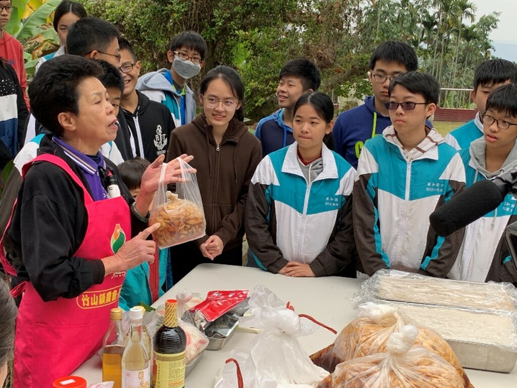 山水蘊涵養　萬和閱世界— —為學子引路的林尹梅主任－圖片3