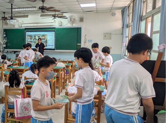 聽英語歌〈Time to Clean Up!〉同時整理教室環境