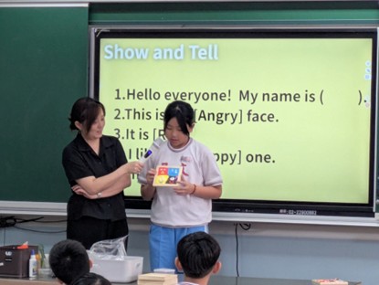 學生分享自己的創作理念與情緒表達