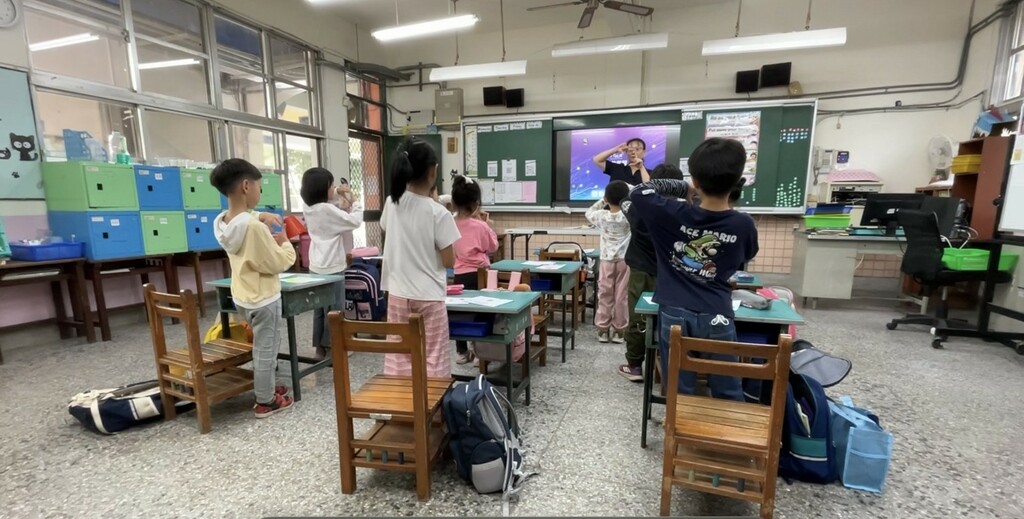 老師引導孩子用雙手與肢體比出各種形狀