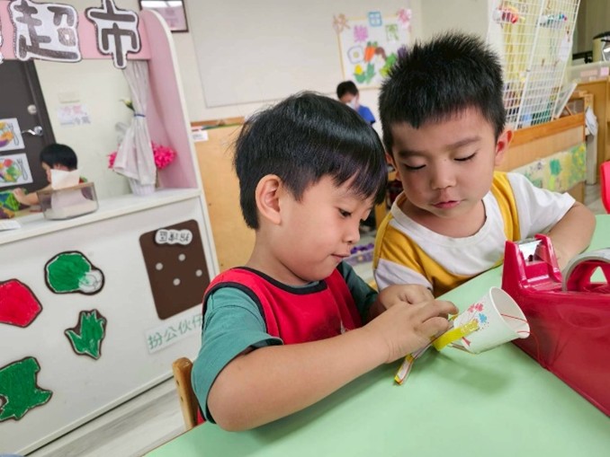 孩子想辦法製作捕蟲器